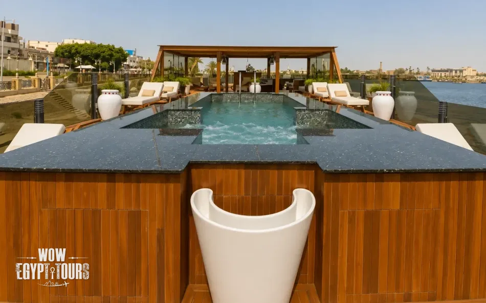 Outdoor jacuzzi on the sun deck of Iris Dahabiya Nile Cruise