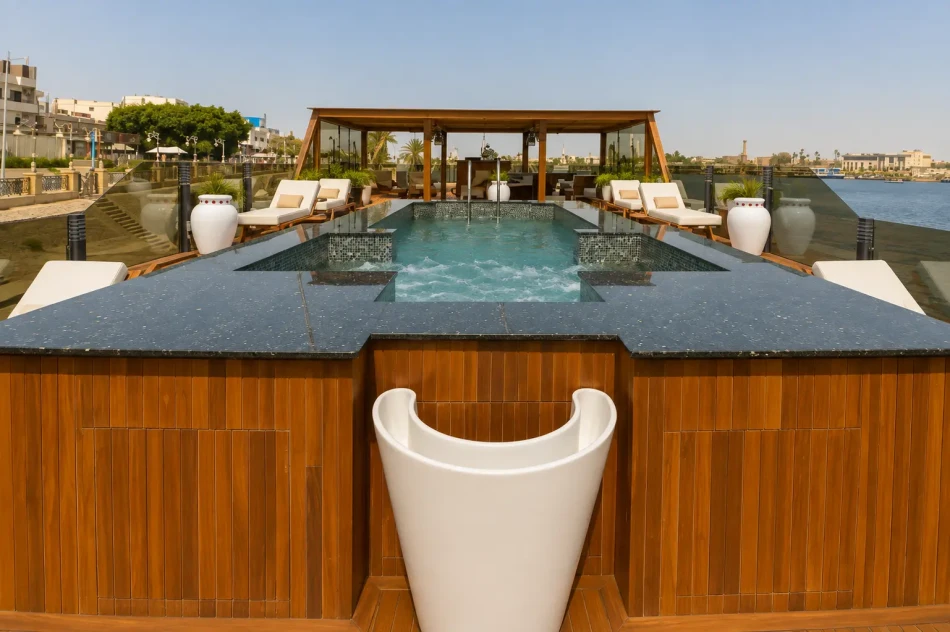 Outdoor jacuzzi on the sun deck of Iris Dahabiya Nile Cruise