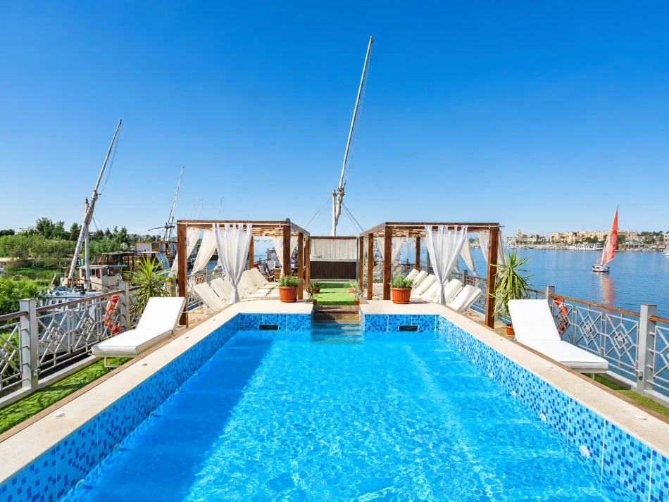 Outdoor jacuzzi on the sun deck of Merit Dahabiya Nile Cruise