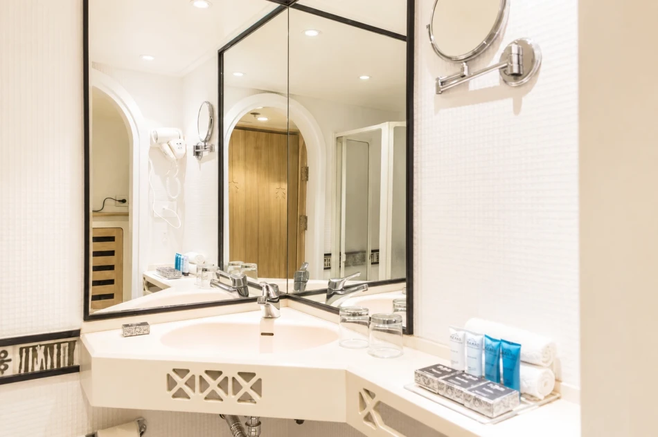 Private cabin bathroom aboard Mahrousa Nile Cruise